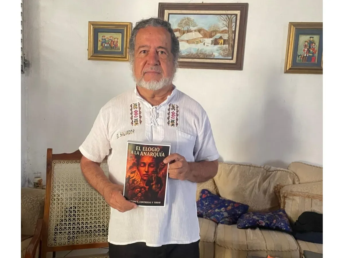 El escritor ahuachapaneco Conrado Contreras presenta \'El Elogio de la Anarquía\', una reflexión sobre América Latina