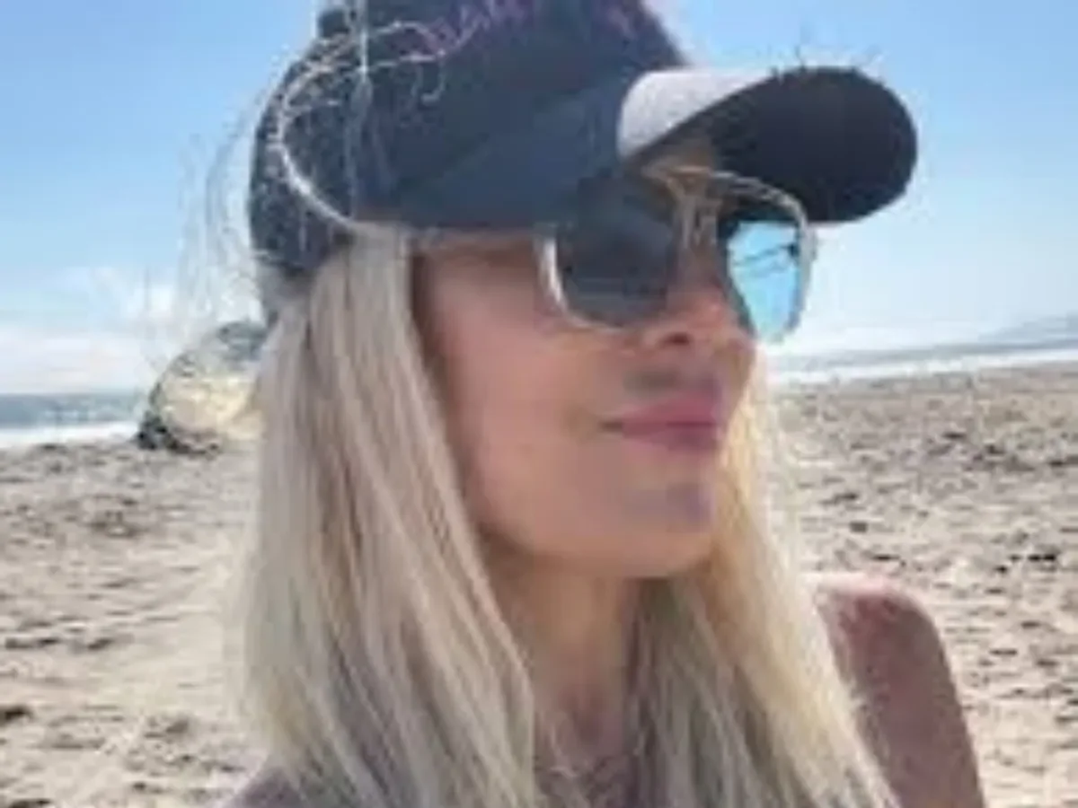 Tori Spelling sufre accidente en California mientras viajaba con siete niños