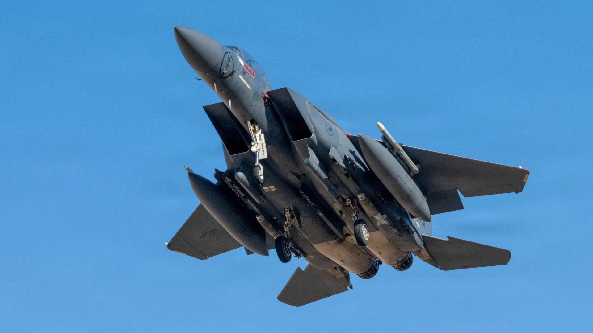 Copiloto de F-15 estadounidense es rescatado tras derribo en Irán en operación de alto riesgo