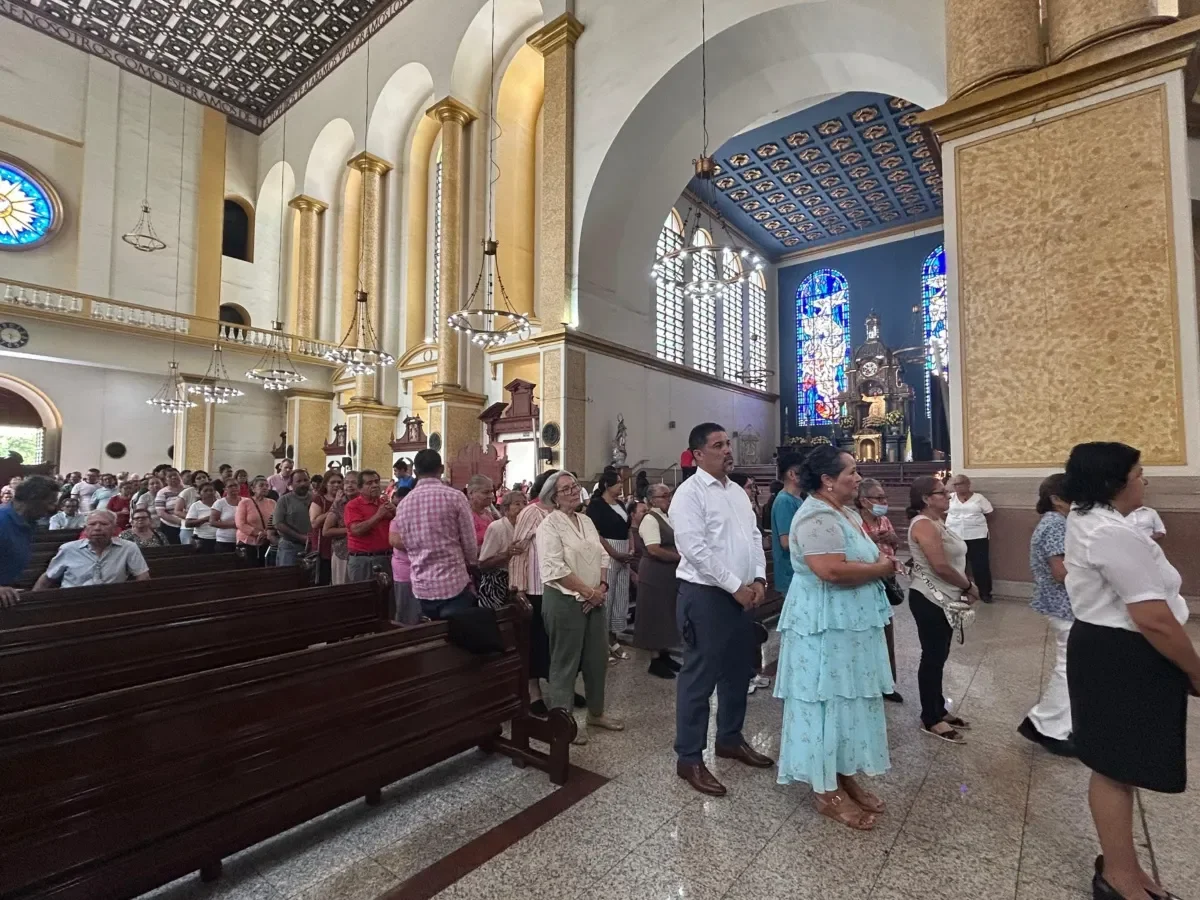 Feligreses conmemoran el Domingo de Resurrección en la Catedral Metropolitana de San Salvador