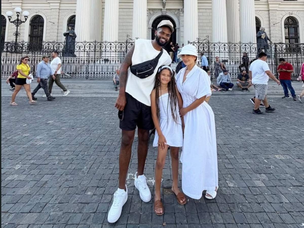 Exjugador de la NBA Troy Daniels visita El Salvador y destaca atractivos turísticos junto a su pareja