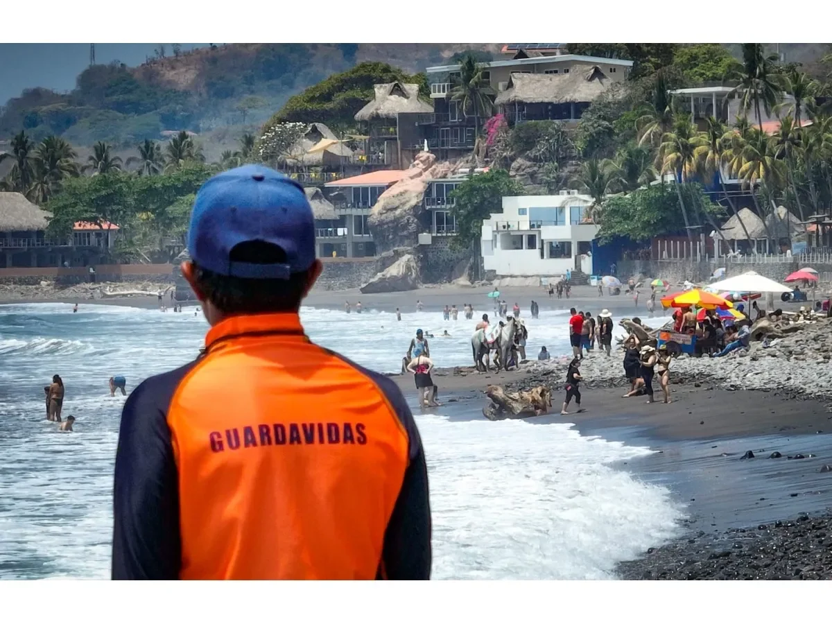 Hombre muere tras ser arrastrado por ola mientras pescaba en Acajutla, Sonsonate