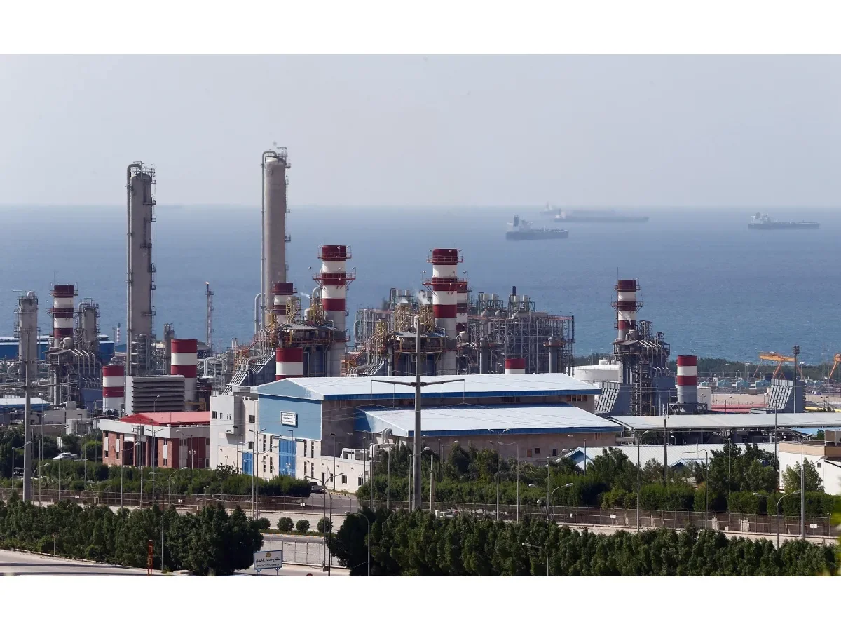 Irán advierte sobre inicio de “efecto dominó de fuego” tras ataques a sus plantas petroquímicas