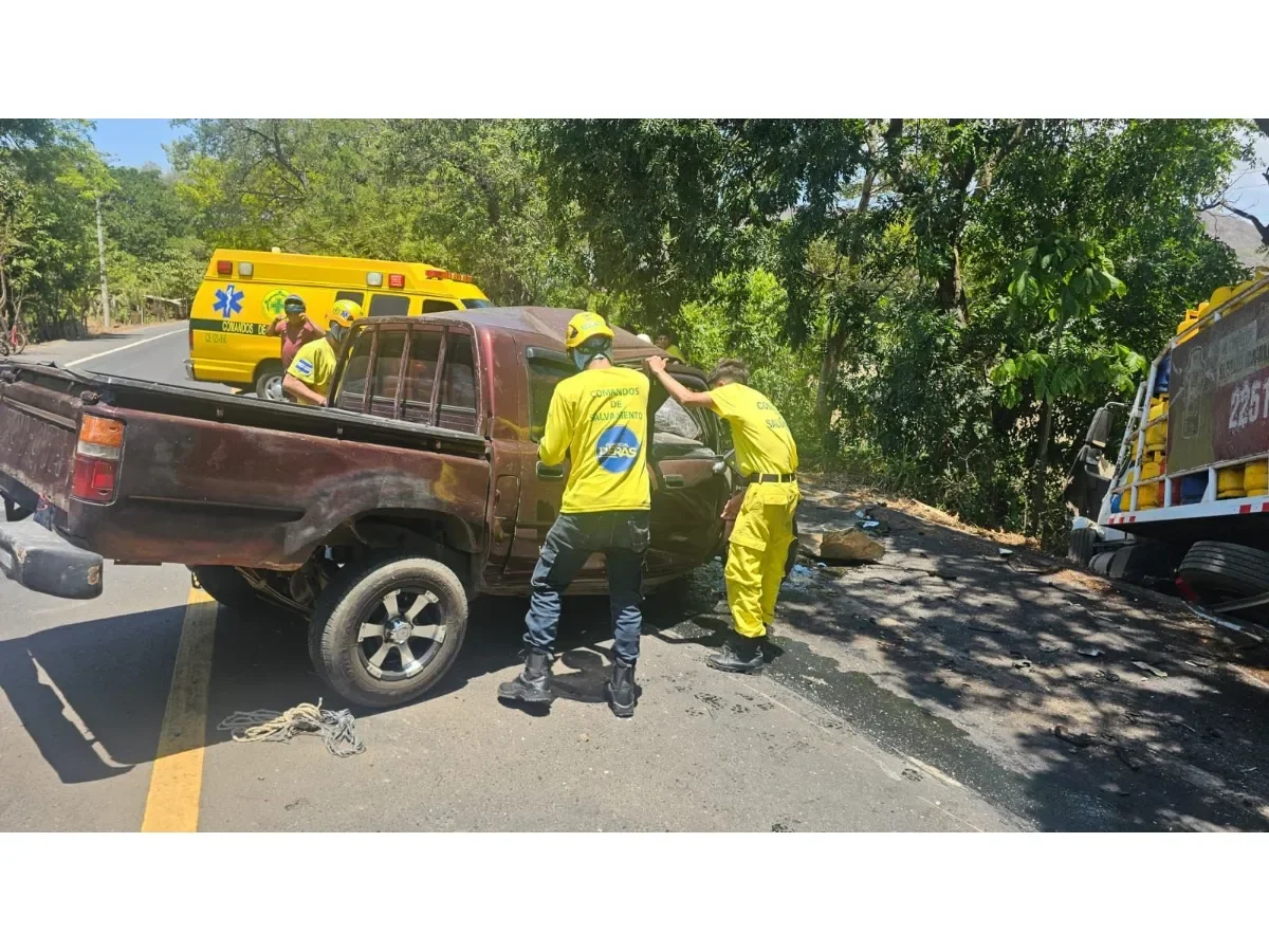 Accidente fatal en Sonsonate: un muerto tras choque entre pick-up y camión con cilindros de gas
