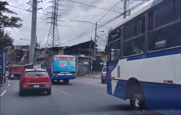 Caravanas de buses ingresan a la ciudad de Guatemala en manifestación contra el alza del combustible