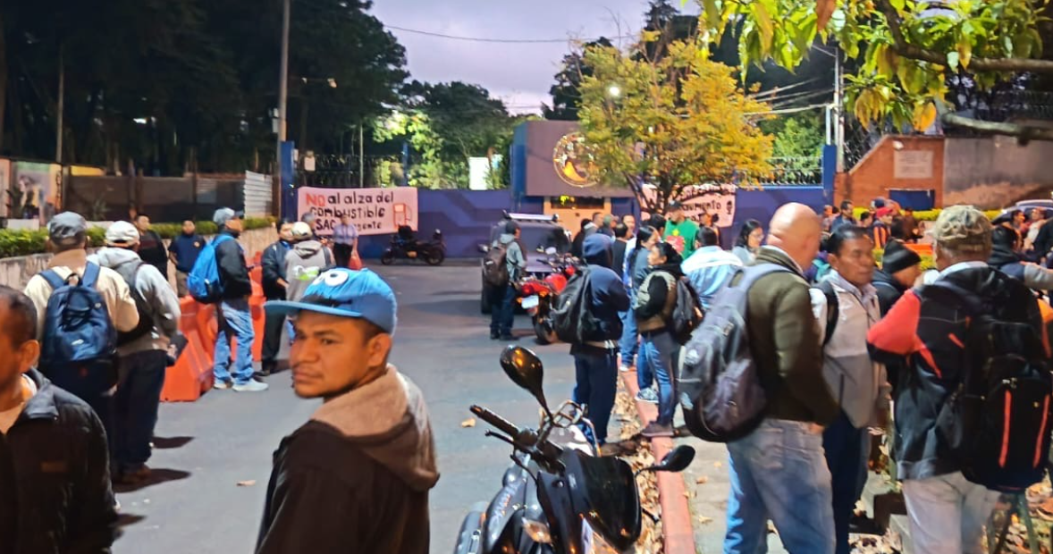 Manifestación y cierre de accesos en la Usac generan complicaciones viales en zona 12, alerta la PMT