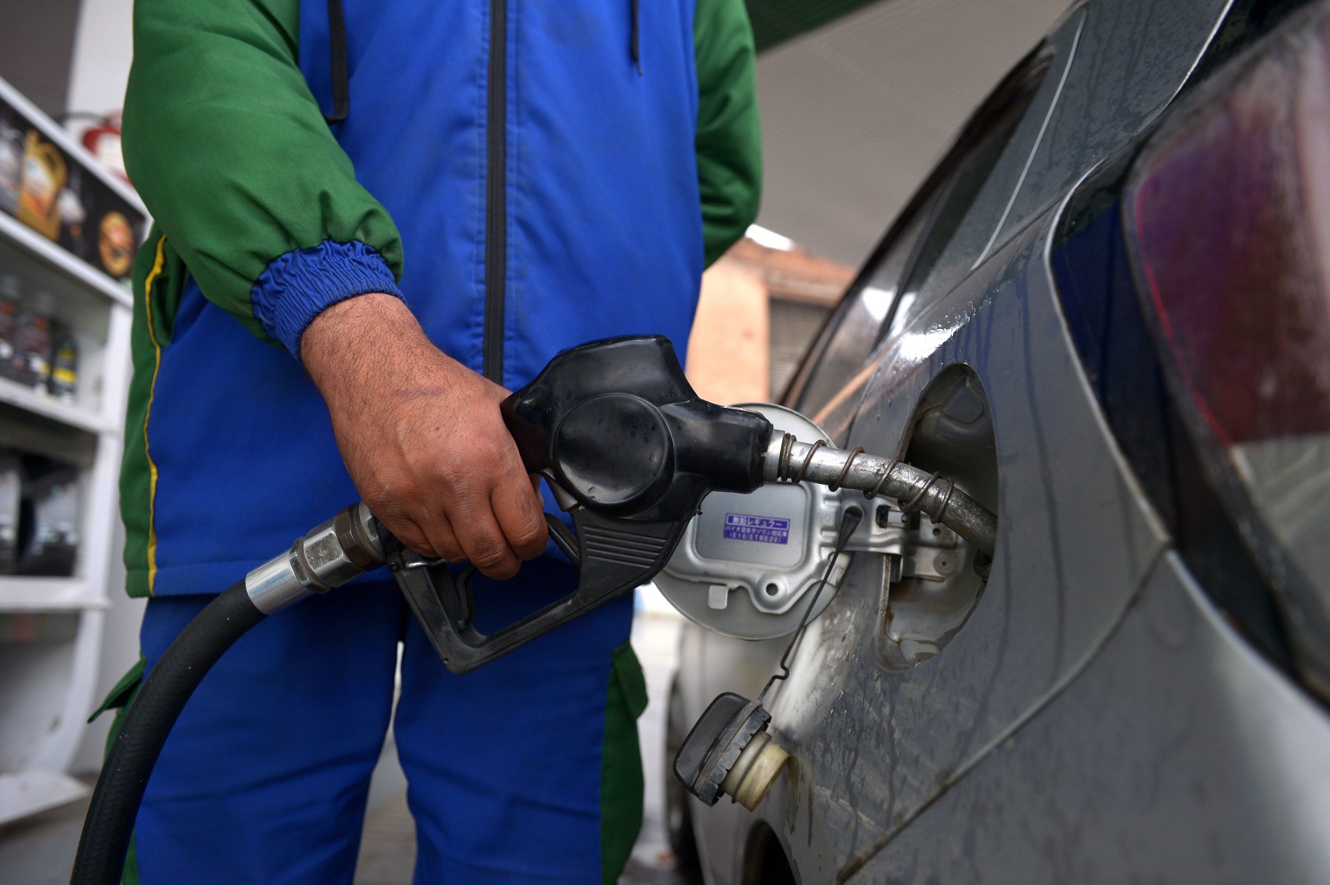 Detenido en California tras exigir gasolina gratis alegando que el dinero no es real