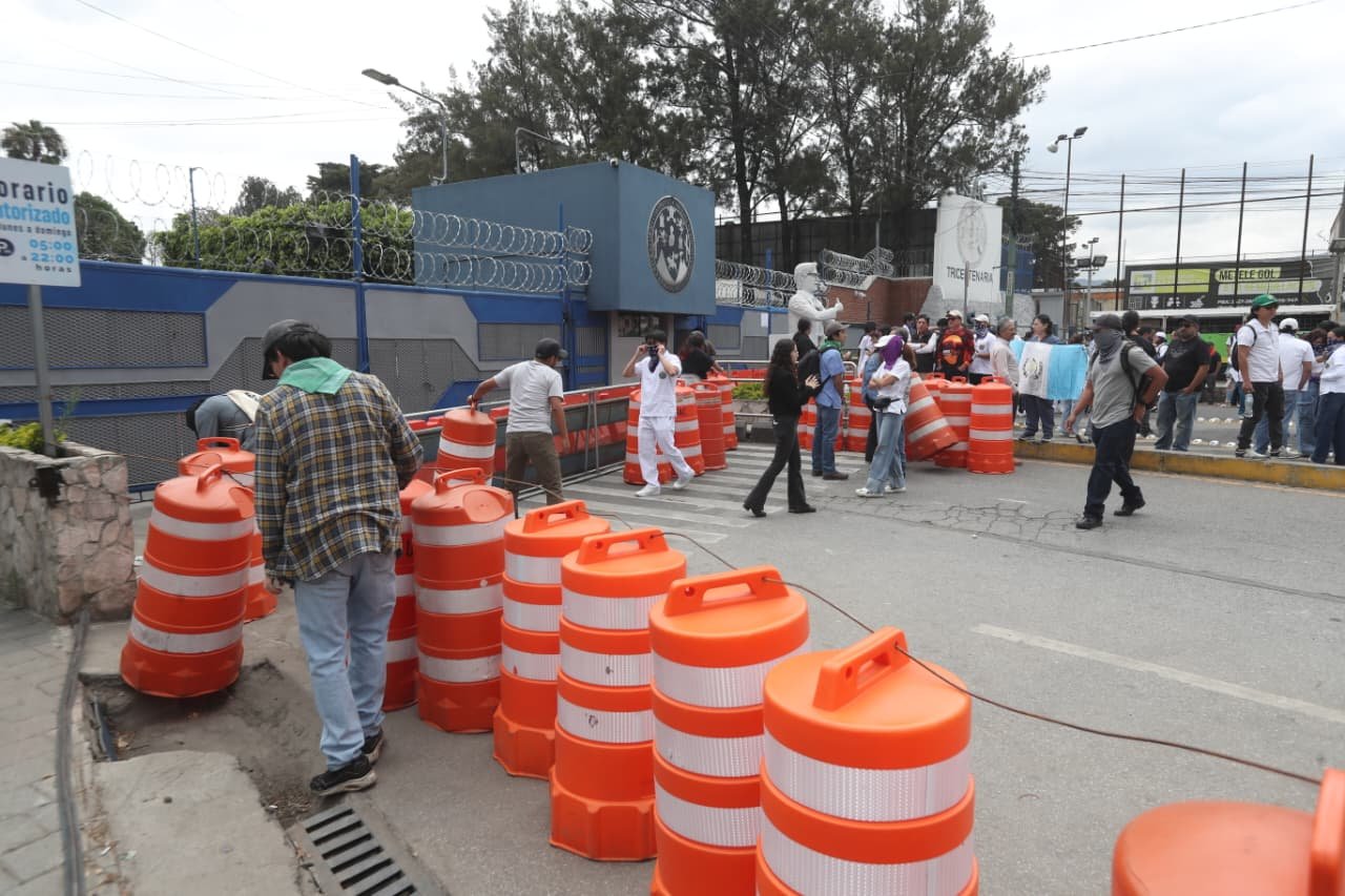 Estudiantes de la Usac derriban portón tras bloqueo de accesos por encapuchados Estudiantes de la Usac derriban portón tras bloqueo de accesos por encapuchados