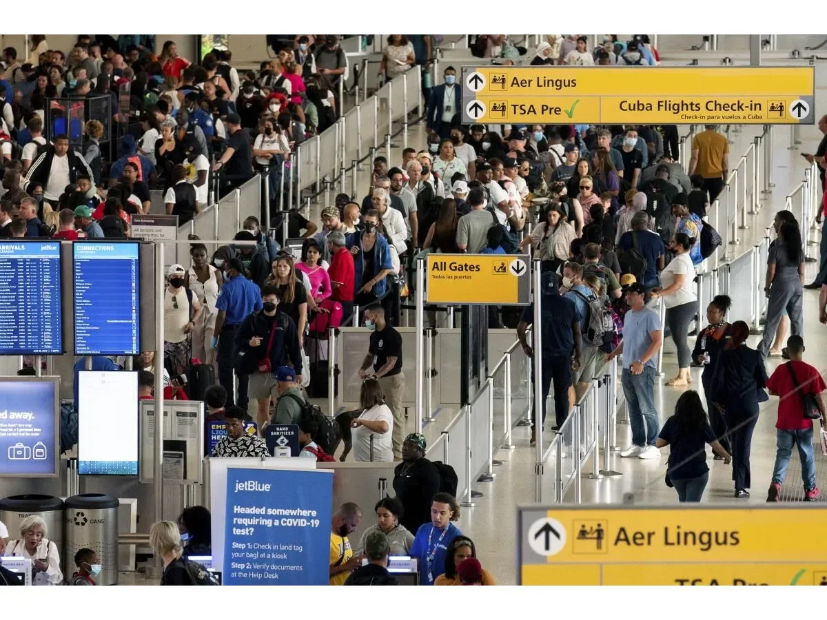 Estados Unidos evalúa restringir ingreso de viajeros en aeropuertos de ciudades santuario