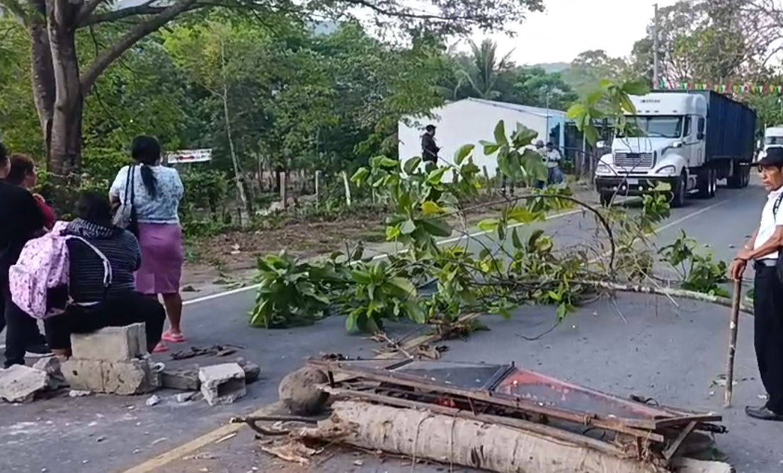 Bloqueos en carreteras afectan la movilidad en tres departamentos de Guatemala este 7 de abril