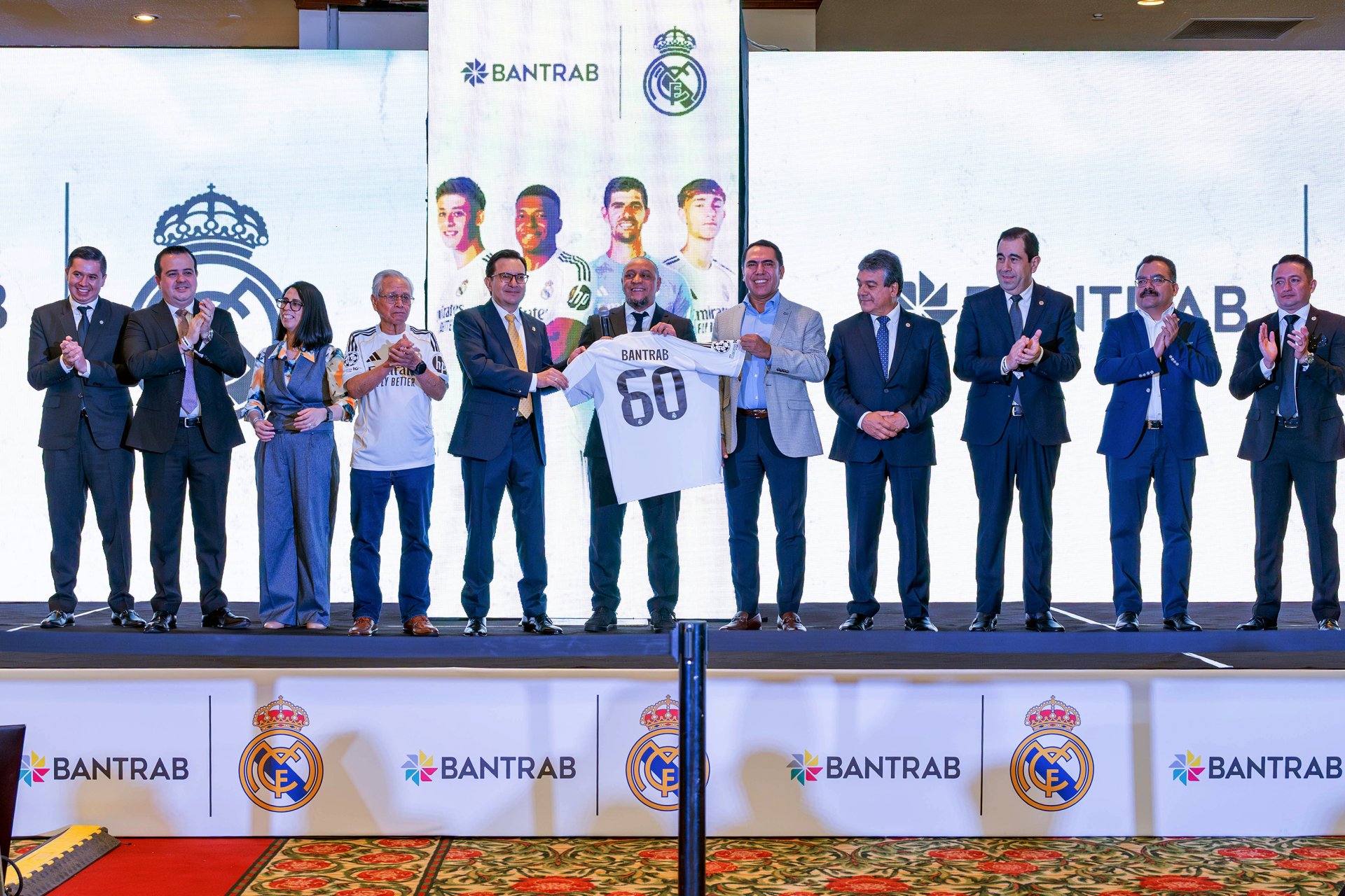 Roberto Carlos destaca en evento de Bantrab sobre liderazgo y mentalidad ganadora