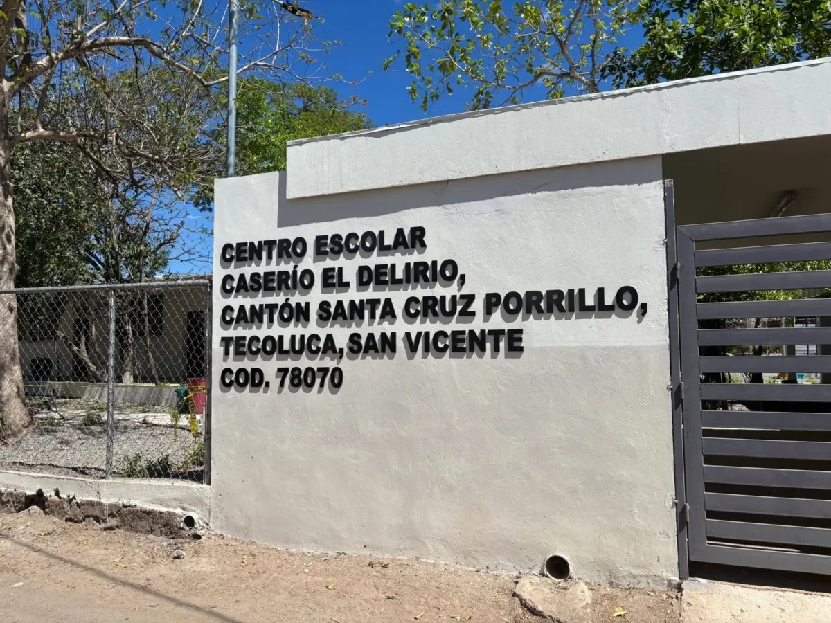 Alumnos del Centro Escolar Caserío El Delirio reciben clases en instalaciones nuevas, pero obras y servicios permanecen incompletos