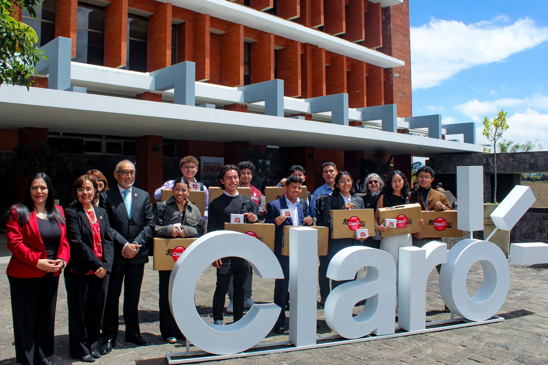 Claro Guatemala impulsa la educación y desarrollo tecnológico con programa Conectando la Educación