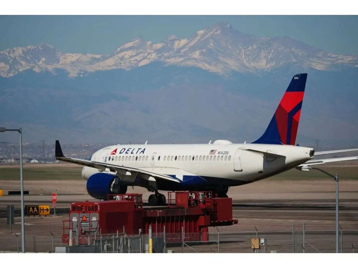 Delta Air Lines incrementa tarifas por equipaje ante aumento en costos de combustible