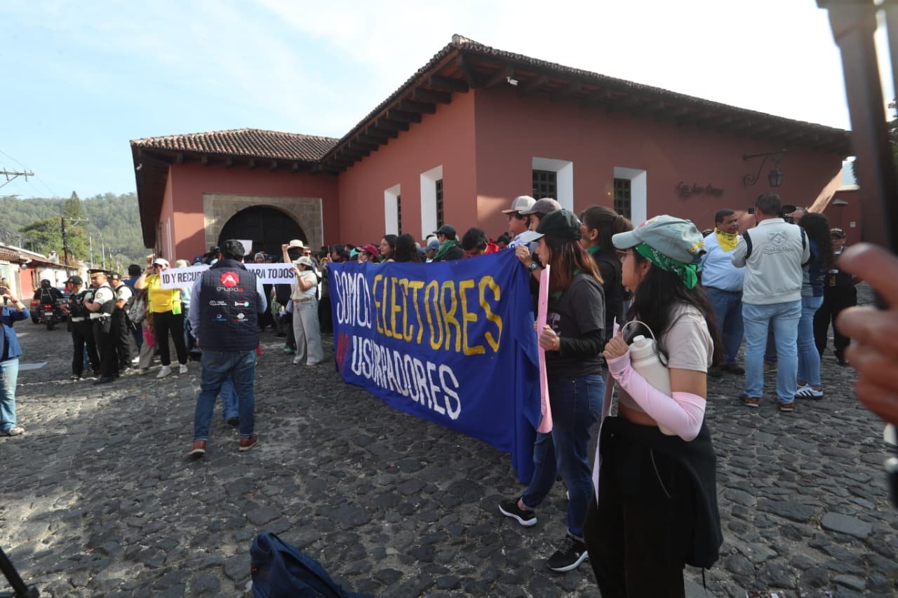 Elección del rector de la Usac inicia en Antigua Guatemala entre protestas y señalamientos de irregularidades
