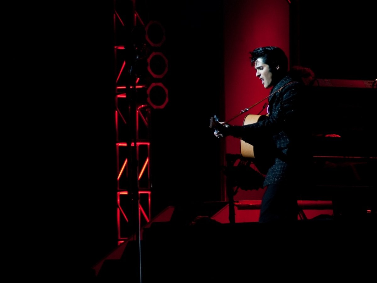 Subasta en Nueva York: La guitarra icónica de Elvis Presley y otras piezas legendarias del rock