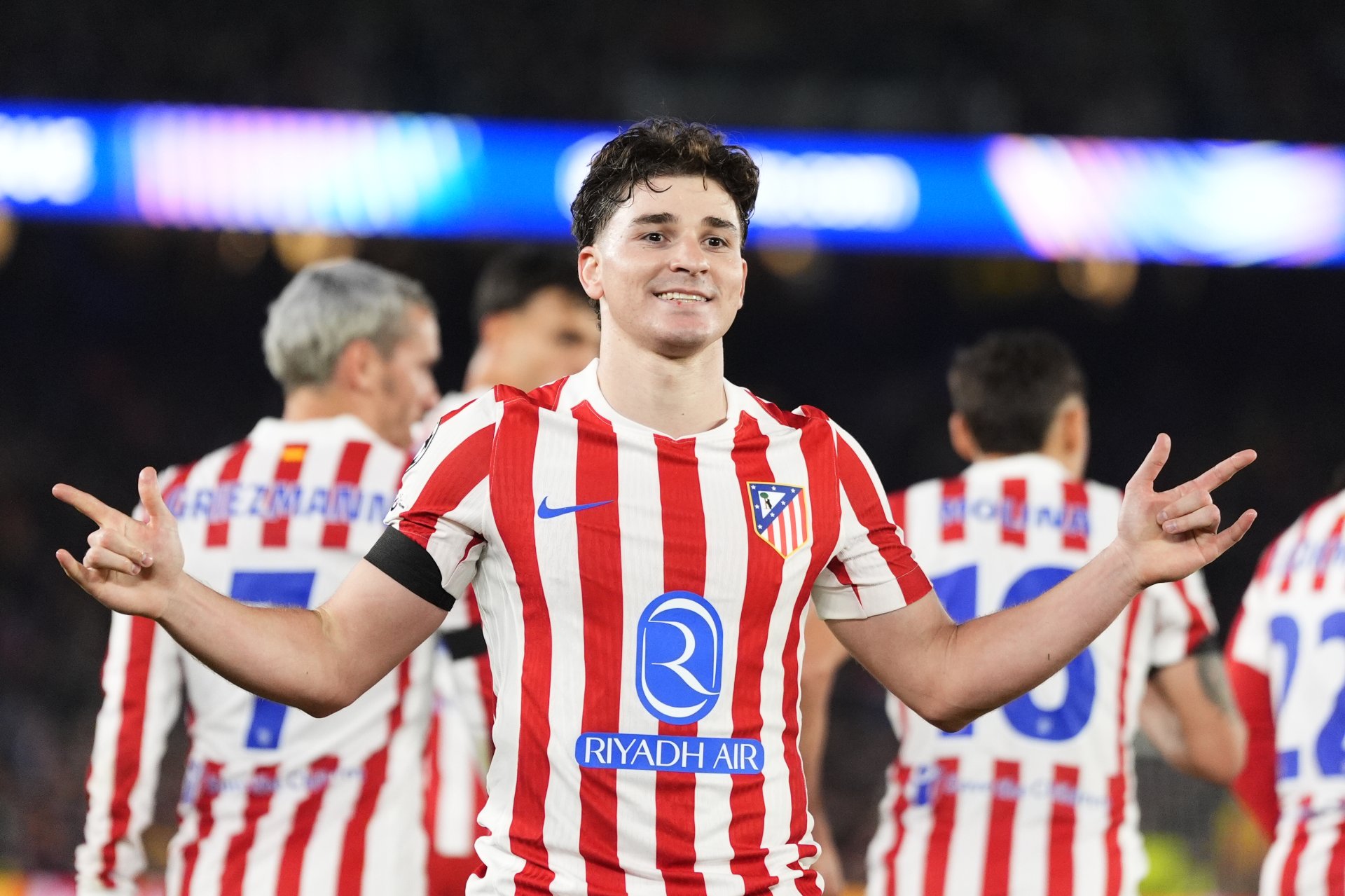 Julián Álvarez marca gol de tiro libre y pone al Atlético de Madrid en ventaja ante Barcelona en Champions League