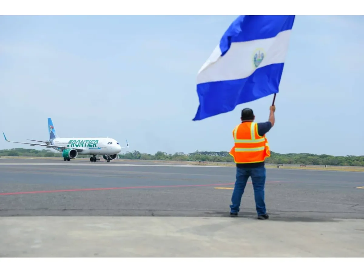 Avanzan negociaciones para que vuelos entre El Salvador, Guatemala y Honduras sean domésticos