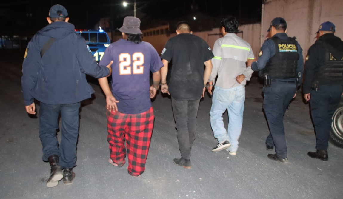 Capturan a tres hombres que retuvieron a piloto para robar costaneras valoradas en Q179 mil en Escuintla