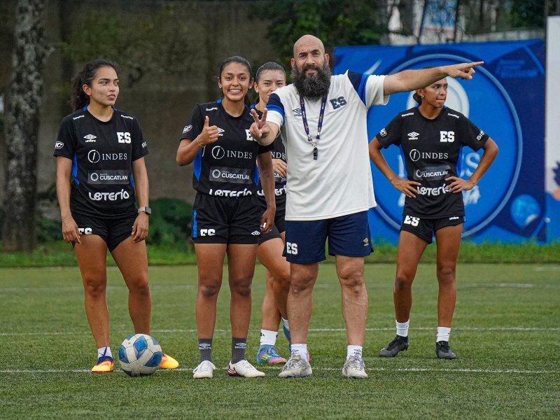 Eric Acuña alcanzará los 100 partidos dirigiendo a la Selecta Femenina de El Salvador