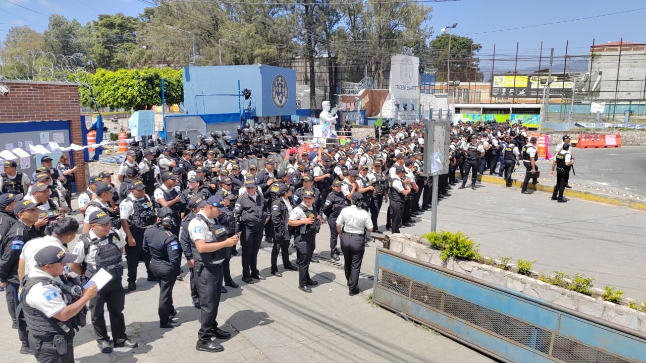 MP detalla operativo con 400 policías en la Usac tras enfrentamientos y derribo de portón en Periférico