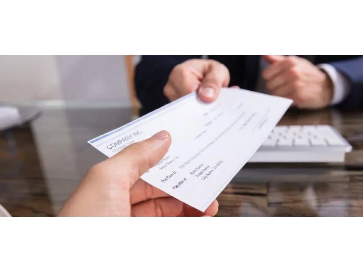 Acusan a hombre de estafar $15,307 a empresa de materiales con cheques sin fondos en San Salvador