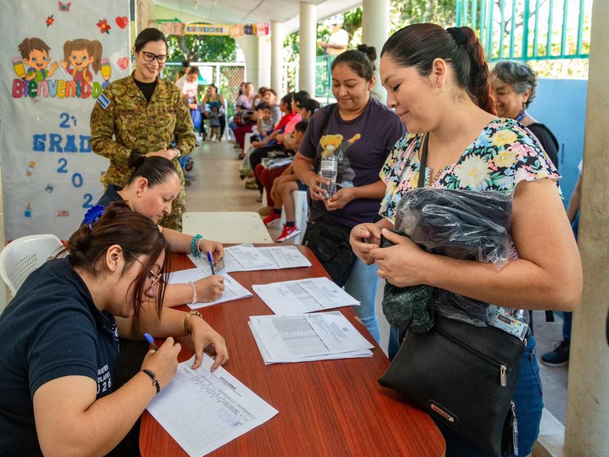Proceso de cambio de tallas en uniformes y calzado escolar avanza en escuelas públicas de El Salvador