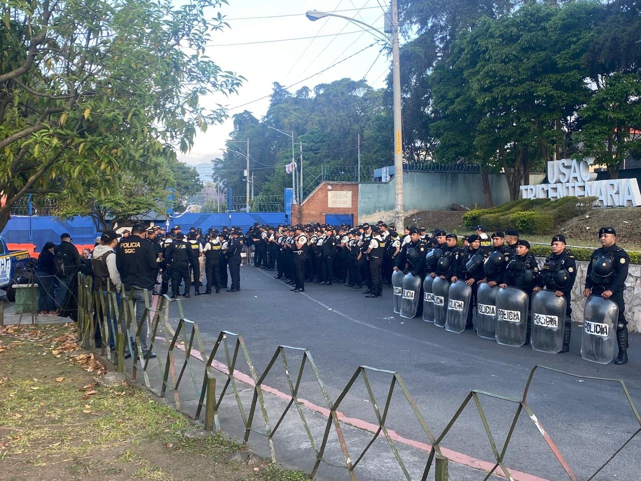 Fuerte presencia policial y del MP en ingreso a la Usac tras reelección de Walter Mazariegos Fuerte presencia policial y del MP en ingreso a la Usac tras reelección de Walter Mazariegos