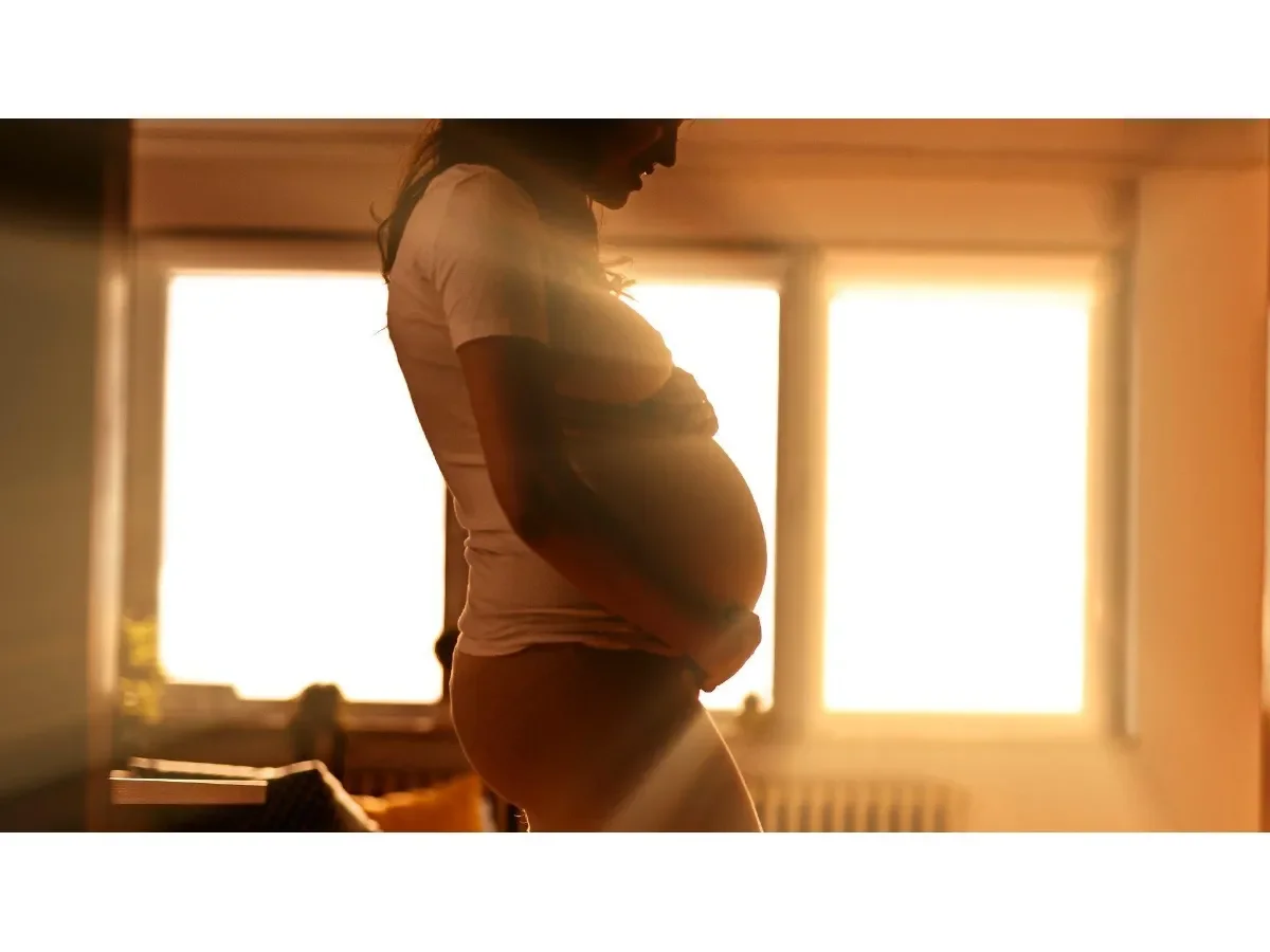 ¿Por qué las mujeres siguen dando a luz acostadas pese a no ser la posición ideal?