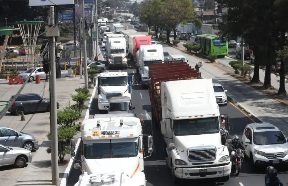Transportistas de carga anuncian aumento en tarifas por alza en combustibles y falta de apoyo estatal