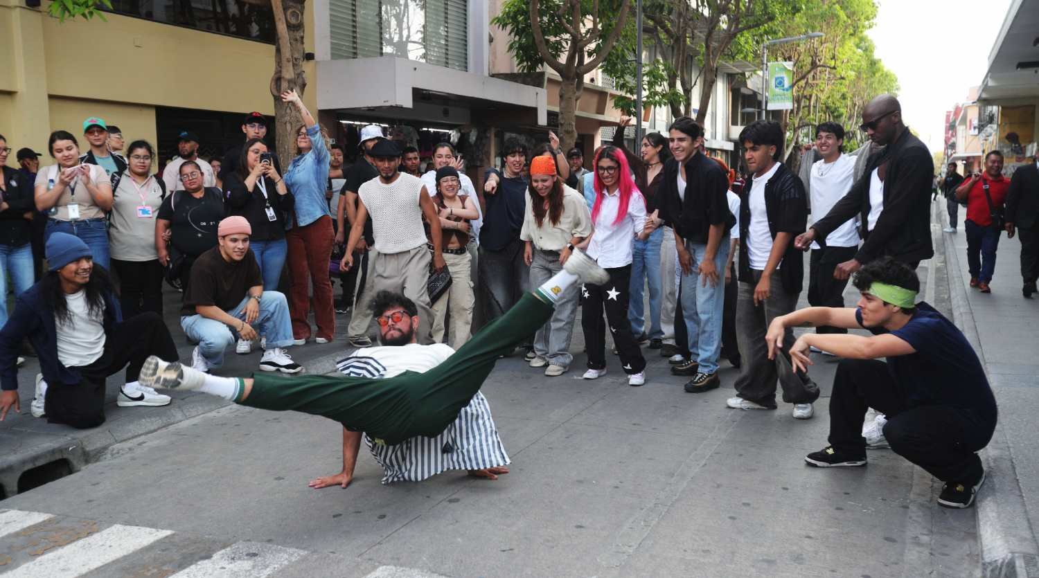 Bailarines guatemaltecos rinden homenaje a Michael Jackson en la Sexta Avenida y promocionan biopic