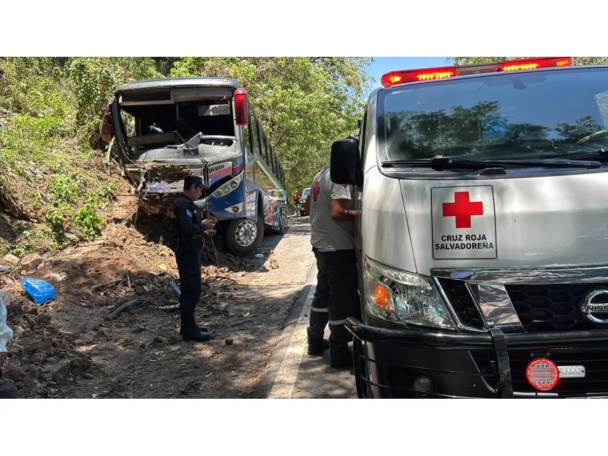 Accidente de autobús en carretera Panamericana deja dos pasajeros lesionados en Cuscatlán