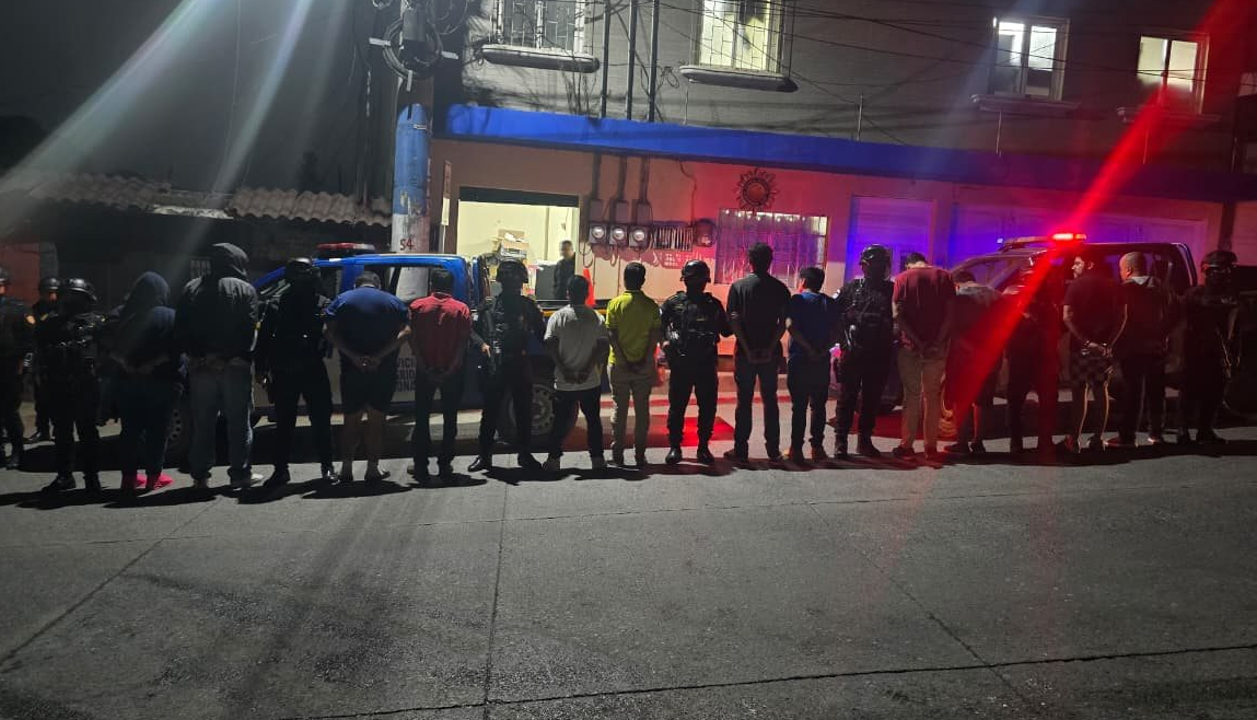 Desarticulan red de narcomenudeo en Cobán con la captura de 12 personas y decomiso de armas y drogas