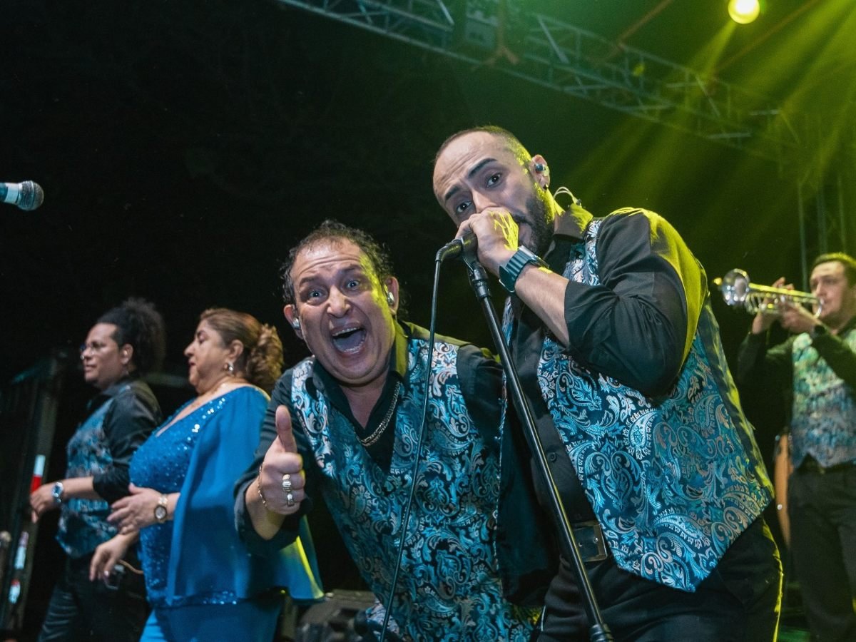 Los Hermanos Flores transmiten en vivo su presentación en Coachella desde cines al aire libre en El Salvador