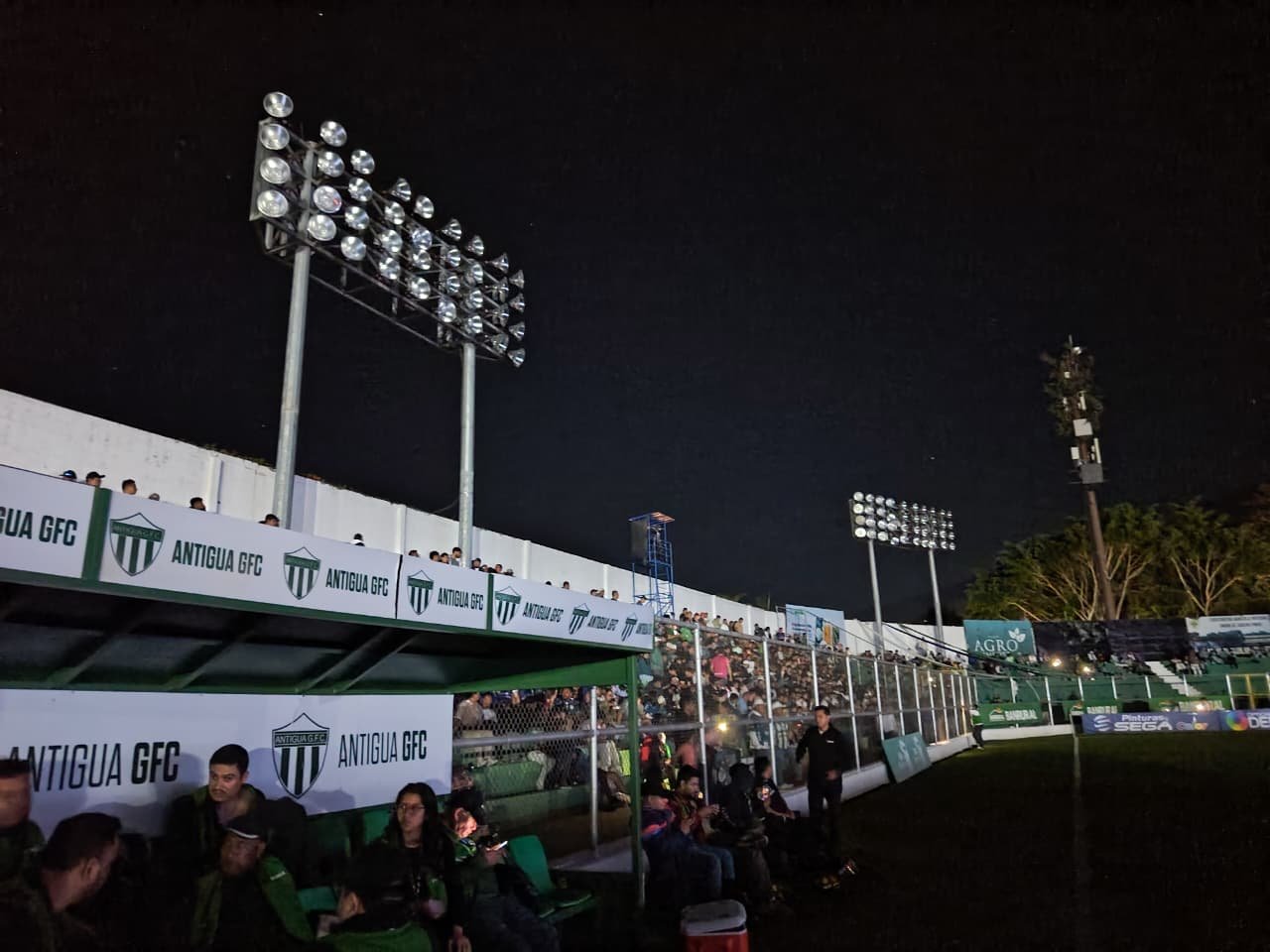 Retraso en Antigua GFC vs. Municipal por fallas eléctricas en Estadio Pensativo