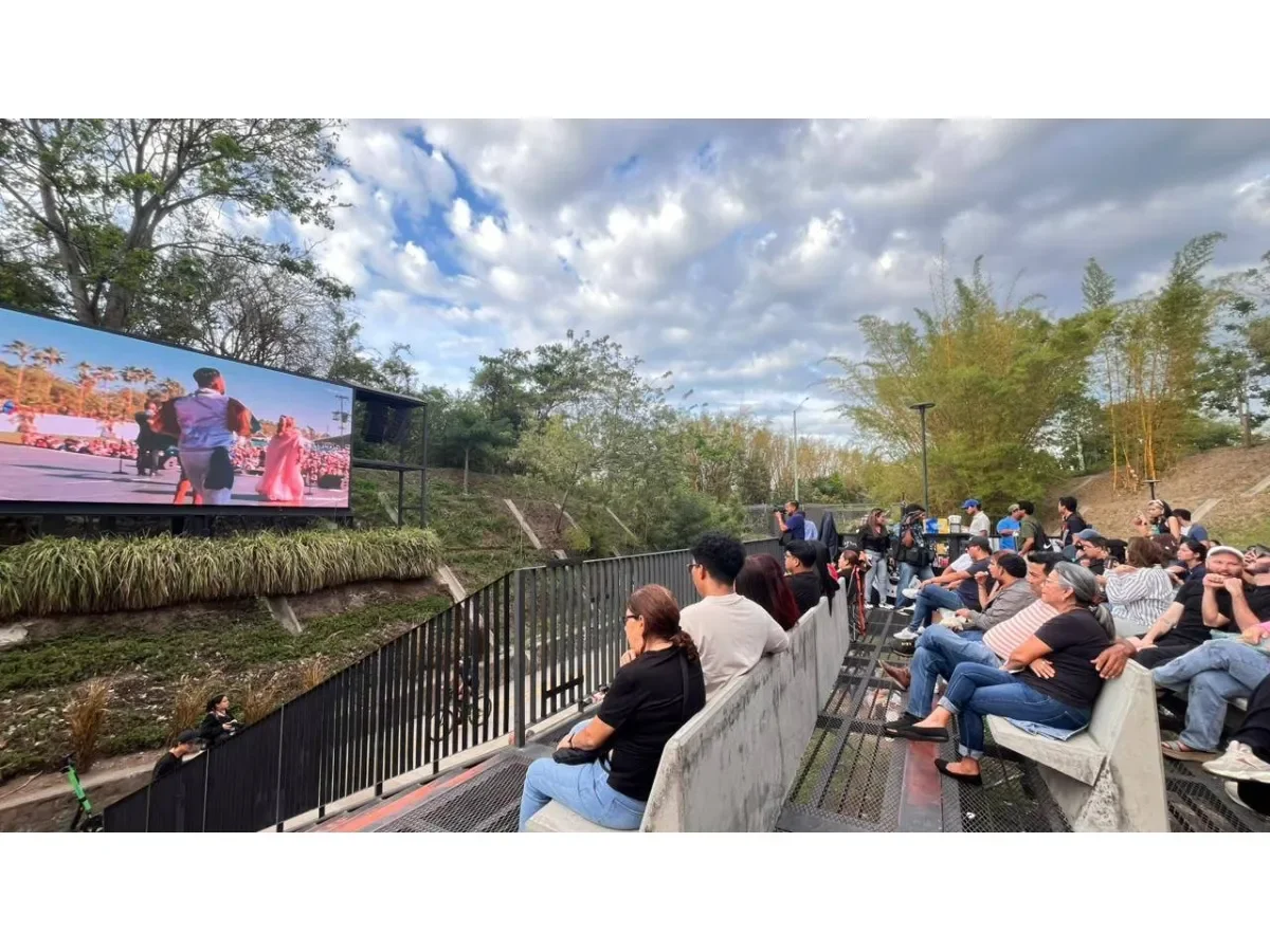 Salvadoreños celebran histórico debut de Orquesta Hermanos Flores en Coachella desde cine al aire libre
