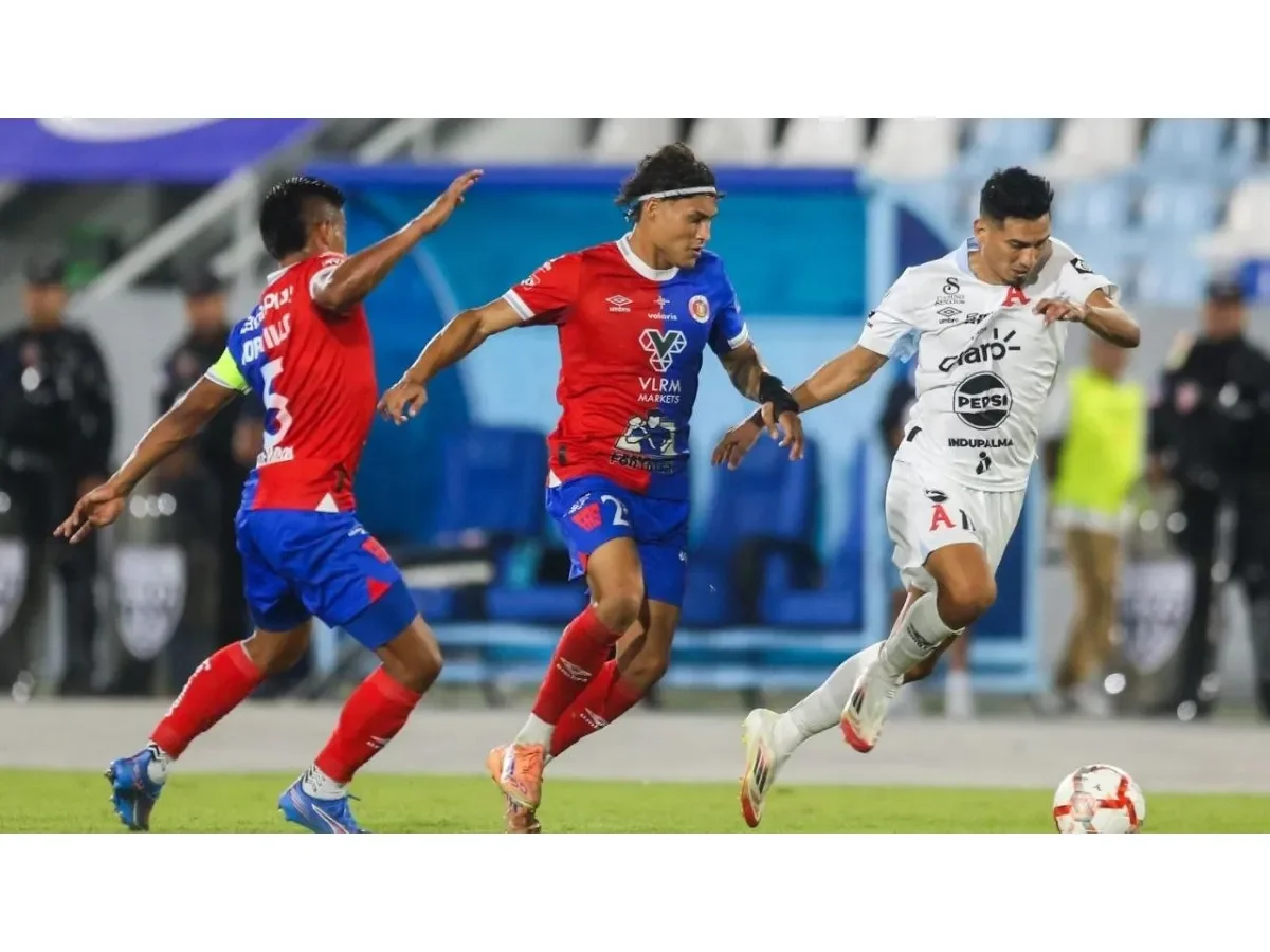 FAS domina y vence contundentemente a Alianza en el Estadio Mágico González