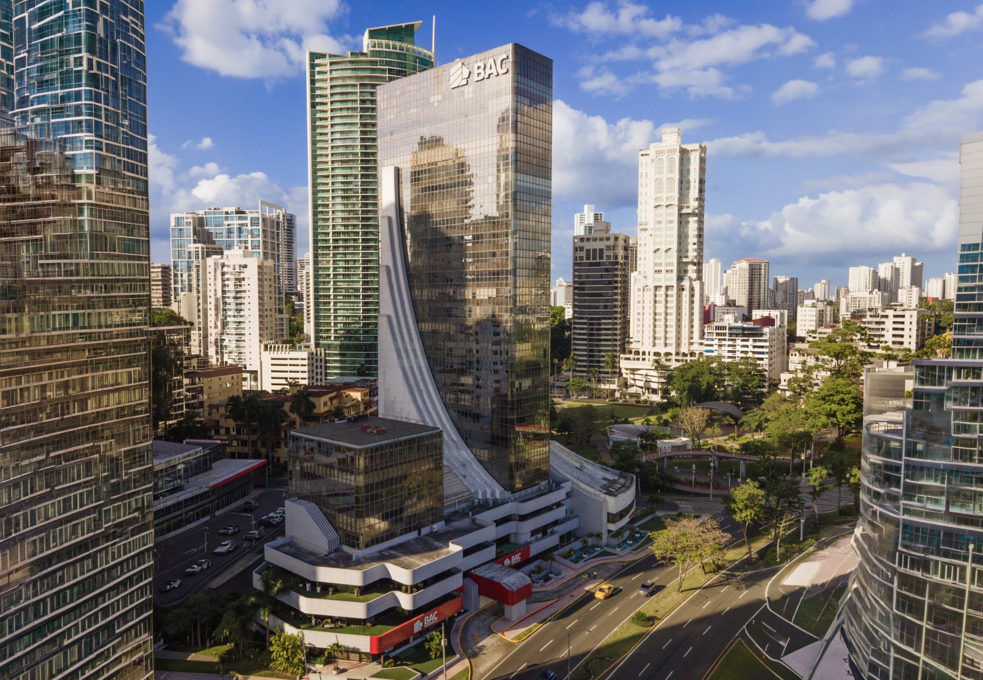 BAC consolida su liderazgo en Centroamérica tras compra mayoritaria de Multibank Panamá