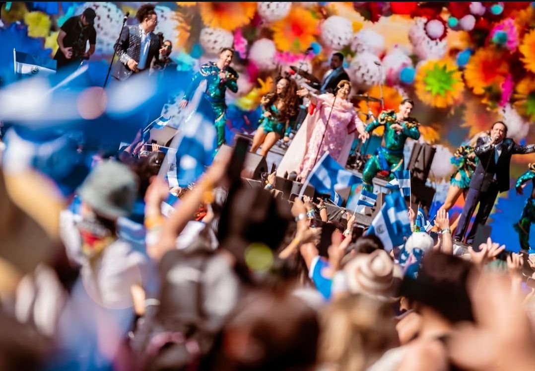Los Hermanos Flores marcan historia en Coachella con homenaje a migrantes y cumbia salvadoreña