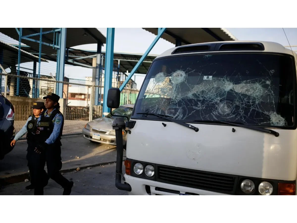 Violento enfrentamiento entre barras de Motagua y Olimpia deja al menos tres heridos en Honduras