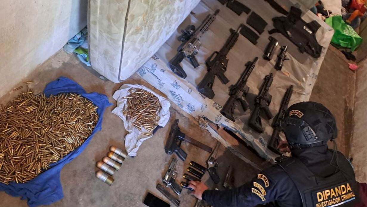Incautan lanzagranadas, fusiles y municiones en operativo policial en Las Tapias, zona 18