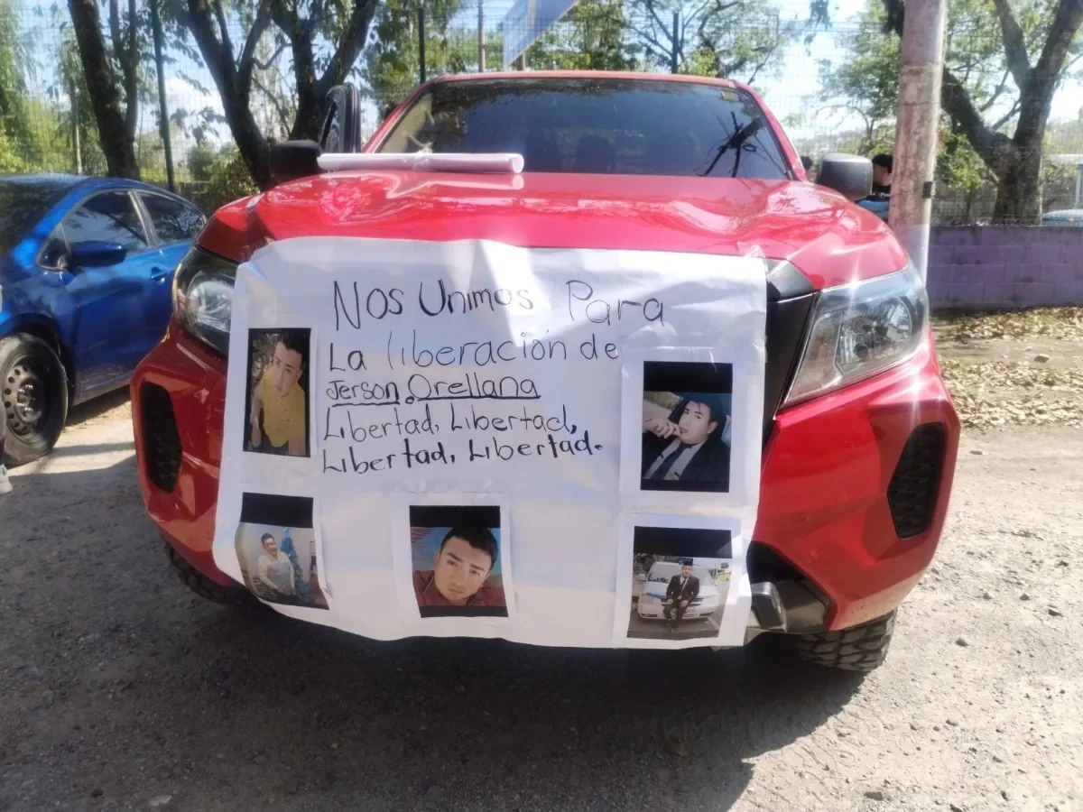 Usuarios de Credicash realizan caravana en Chalatenango exigiendo liberación y devolución de fondos