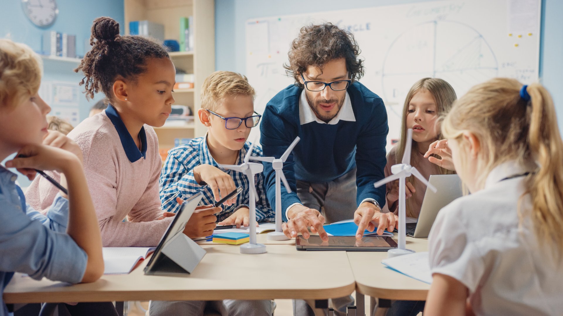 Implementación de inteligencia artificial en escuelas públicas de Nueva York: retos y perspectivas