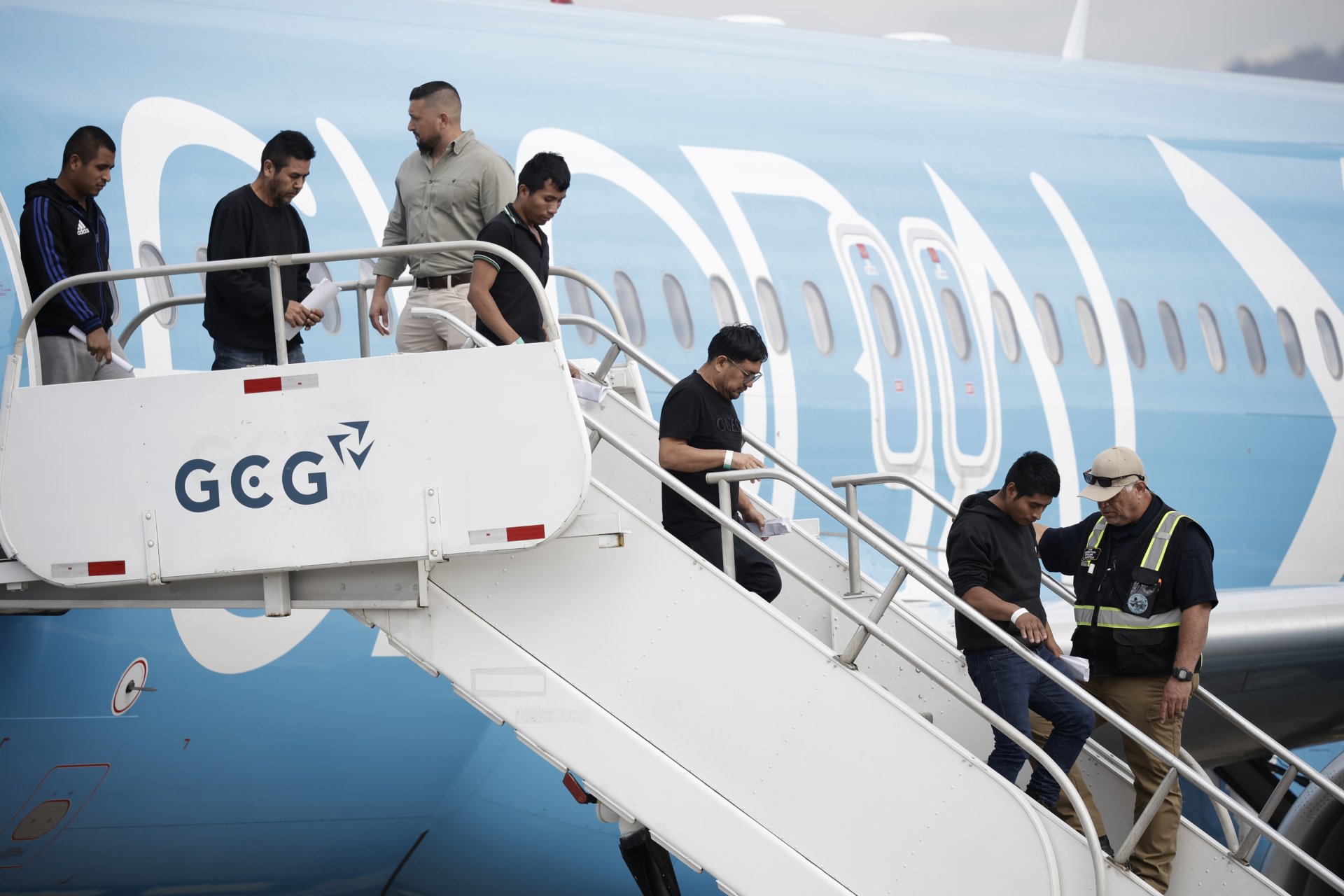 Costa Rica recibe primer vuelo con 25 migrantes deportados desde EE.UU. tras nuevo acuerdo bilateral