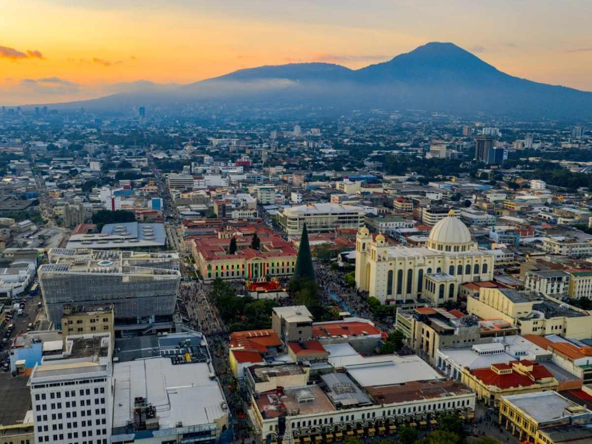 El Salvador enfrentará ambiente caluroso y cielo despejado durante toda la jornada, según MARN