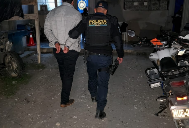 Detienen a hombre armado que amenazó al personal del Hospital de Huehuetenango