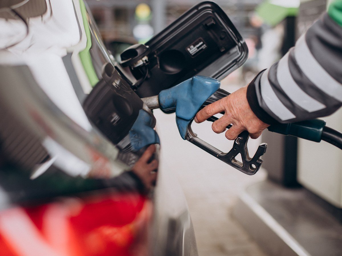 Precio de la gasolina en El Salvador sube y se compara con el costo récord en Hong Kong