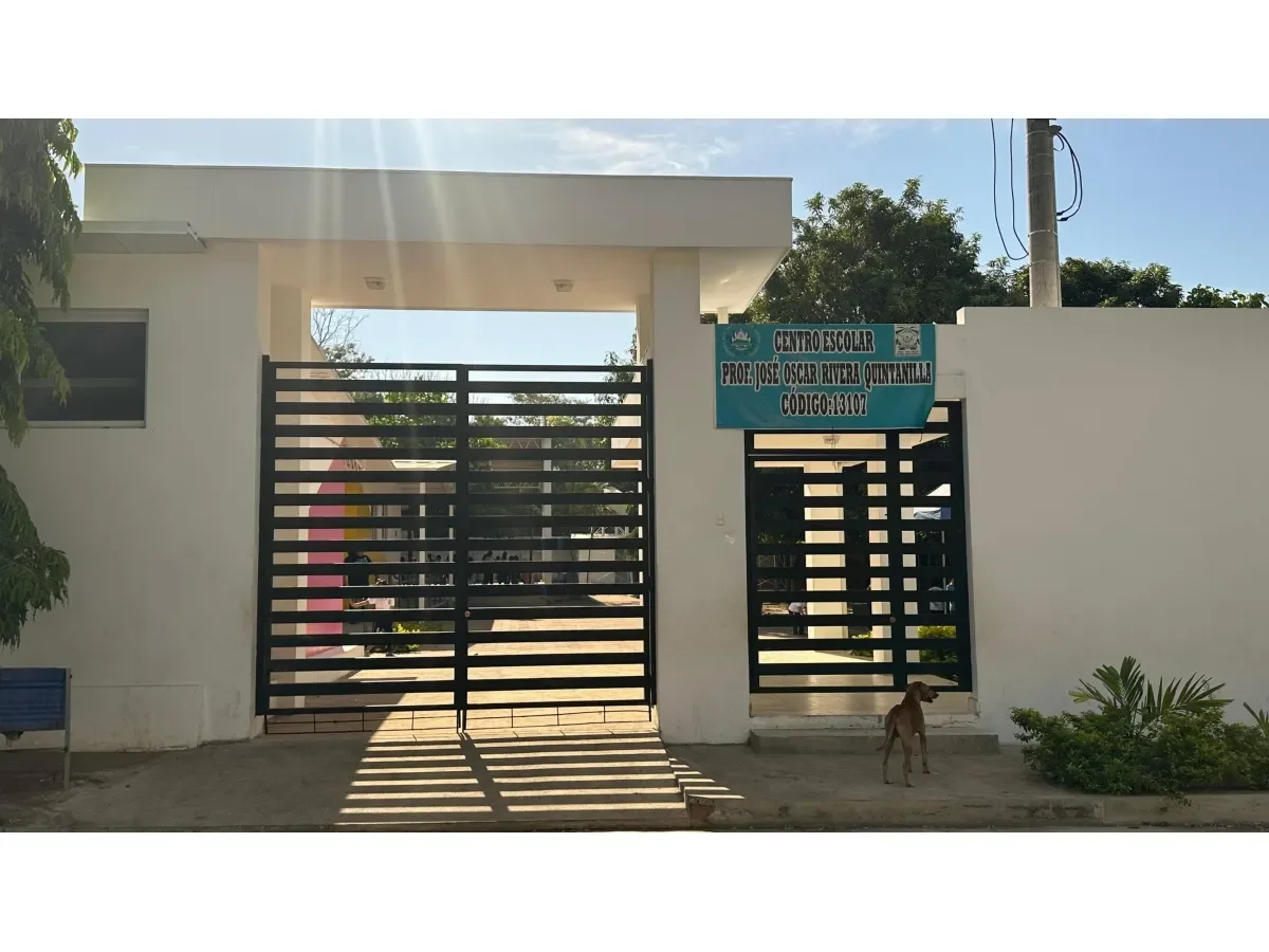 Padres denuncian deficiencias en obra de cancha techada en centro escolar de San Miguel