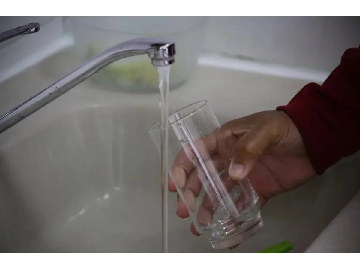 Escasez de fluoruro en el agua potable de EE. UU. por conflicto en Medio Oriente: impactos y recomendaciones