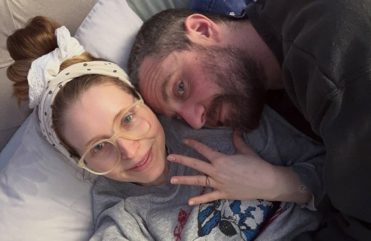 Jessi Cave, actriz de Harry Potter, anuncia su compromiso tras 12 años y cuatro hijos